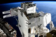 Astronauti nainstalovali na ISS nové solární panely, stanice získá víc energie
