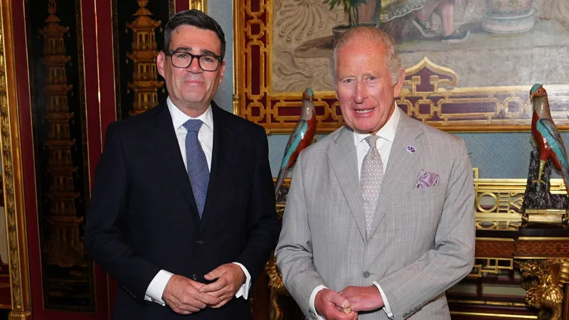 Britský král Karel III. pověřil šéfa labouristů Andyho Burnhama sestavením vlády