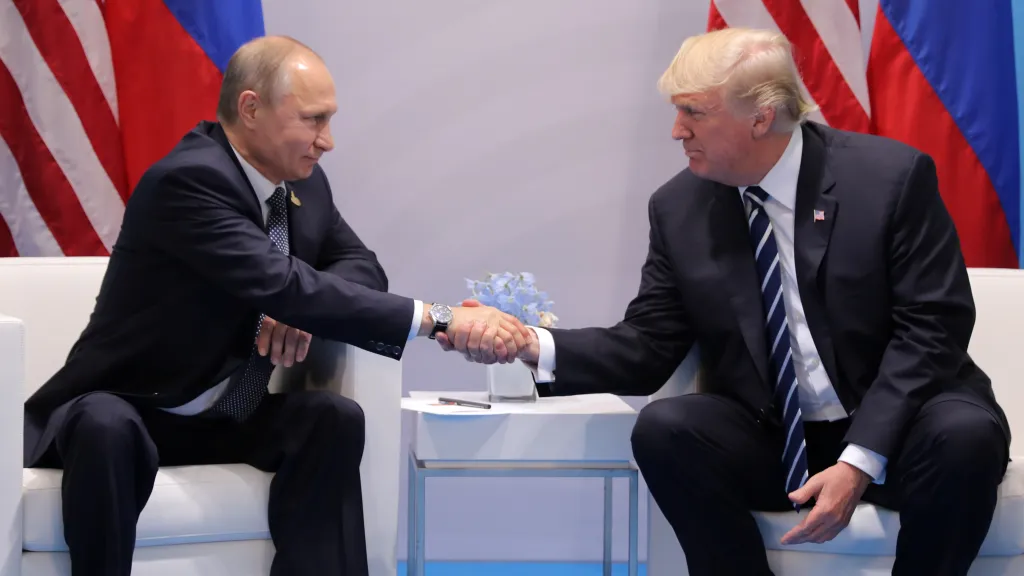 Ruský vládce Vladimir Putin a prezident USA Donald Trump, červenec 2017
