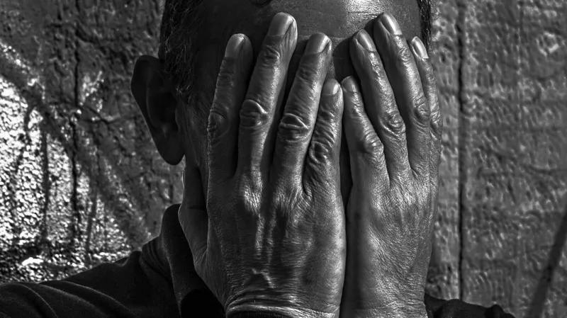 Ahmed ze Sýrie (50 let, farmář, ženatý, má čtyři děti). V české detenci strávil 73 dní. Zaplacené peníze mu slíbili vrátit do Německa, pokud dostane azyl. Ze Sýrie cestuje skoro rok. V Turecku pracoval několik měsíců jako realitní makléř, v Německu by chtěl pracovat v zemědělství a zaplatit cestu do Evropy i své ženě a dětem. O jednoho syna přišel před dvěma lety, když se přes jejich město prohnala fronta. "V Sýrii má teď každý nějakou moc, je tam tolik frakcí a radikálních skupin, že všichni vá