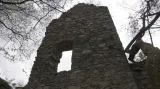 Umělá zřícenina Ballymote na vrchu Prašivice (Nalžovské Hory)
