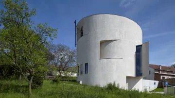 Moravský architekt se tak dostal do společnosti světoznámých tvůrců, jimiž jsou například Jean Nouvell nebo Norman Foster. Kostel v Sazovicích vypadá jako svitek stočeného papíru a porotu uchvátil svou jednoduchostí.