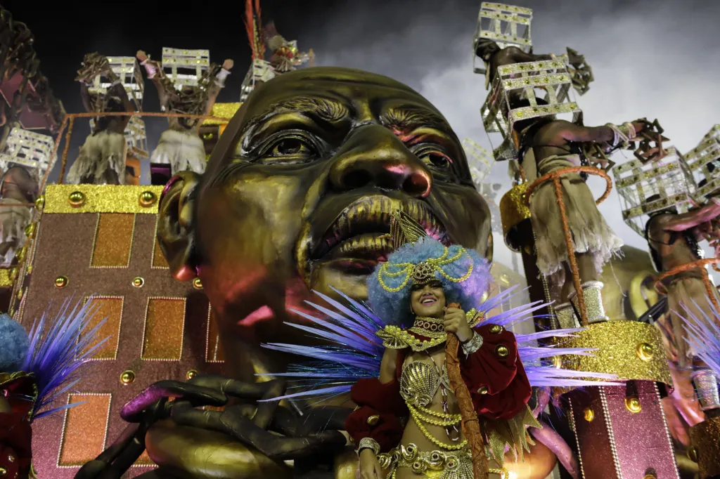 Přehlídka tanečních škol na Sambodromu během karnevalu v Riu 2018