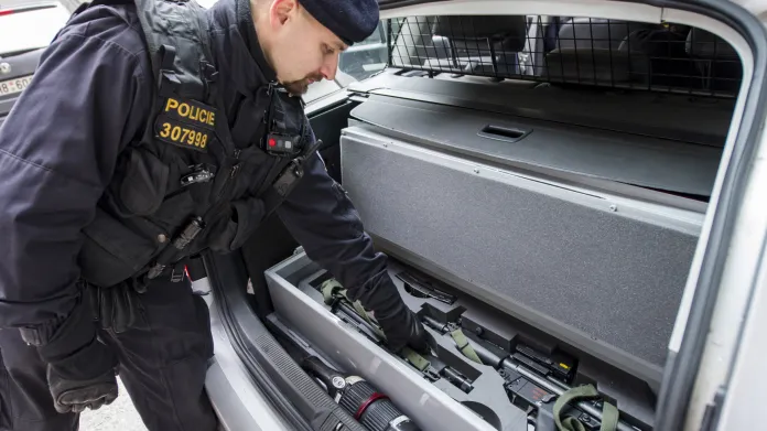 Speciální schránka na samopal v policejním autě