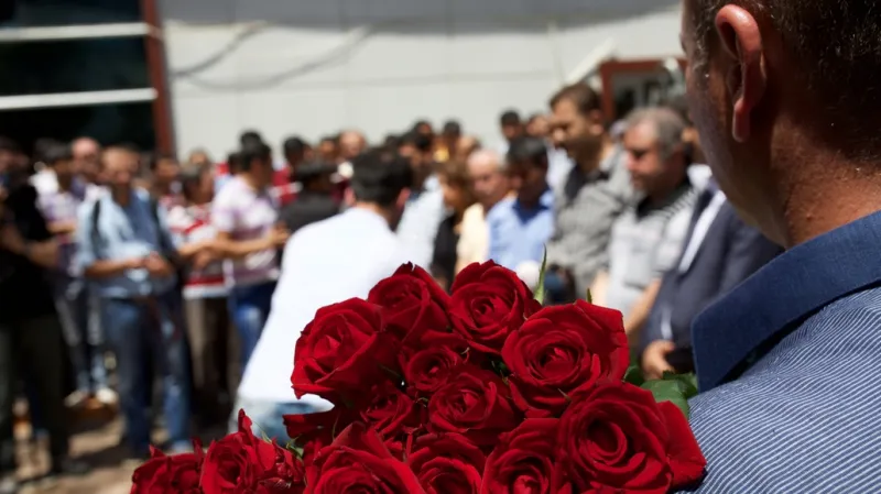 Shromáždění za oběti bombového útoku v Surucu