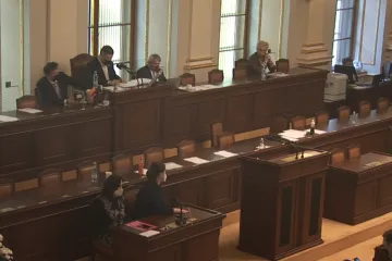 Poslanci přerušili jednání o ČNB nebo pěti týdnech dovolené