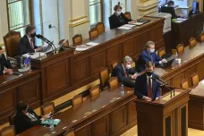 Poslanci si zmrazili platy, jednání o výkupních cenách Dukovan nedokončili