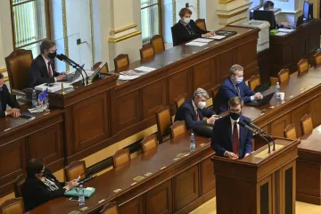 Poslanci si zmrazili platy, jednání o výkupních cenách Dukovan nedokončili