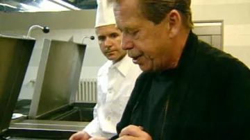 Václav Havel připravuje guláš pro hosty