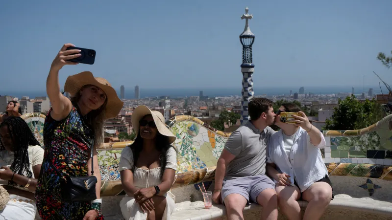 Turisté si pořizují selfie na Gaudího balkoně v parku Güell