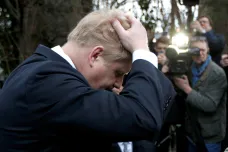 Boris Johnson zažívá katastrofální prosinec. Řeší skandály, rezignace i historickou volební prohru