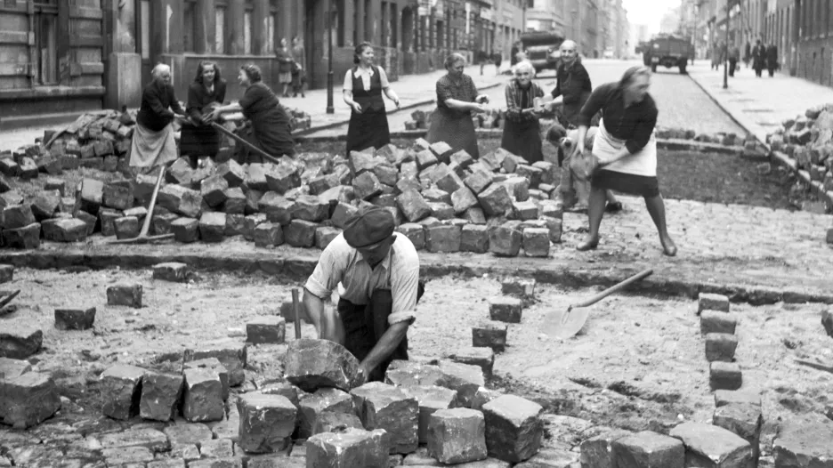 Poválečná obnova. Ženy na pražských Vinohradech pomáhají při práci dlaždičům (snímek ze září 1945)