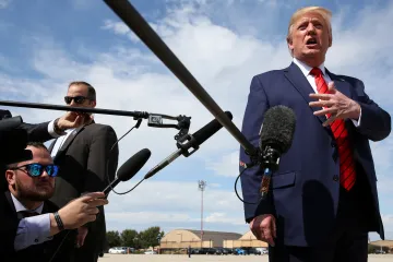 Trumpův hovor s Ukrajinou, který odstartoval bouři, vypustil pracovník CIA, píše americký list