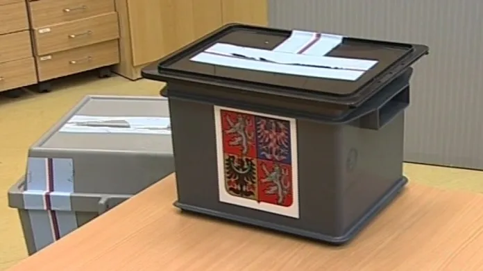 Komisaři už vyprázdnili volební urny