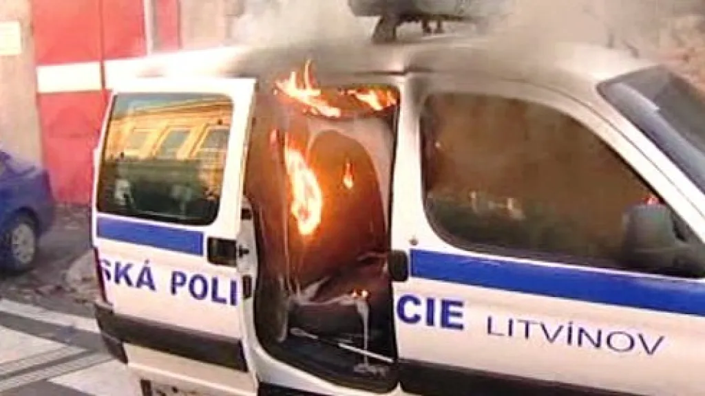 Zničené policejní auto