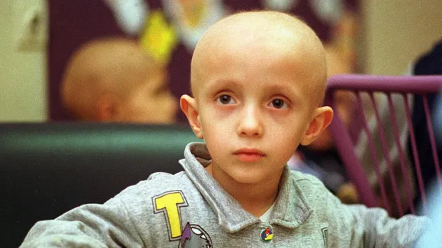 Podvodníci okradli děti s rakovinou o desítky milionů, které na ně vybrali