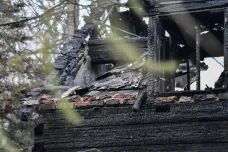 Požár roubenky v Novém Boru má dvě oběti. V ruinách našli hasiči tělo, pátrali po spolumajiteli