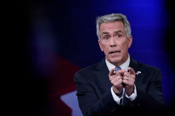 První z kola ven. Republikán Walsh vzdal kampaň, v boji proti Trumpovi ale bude pokračovat