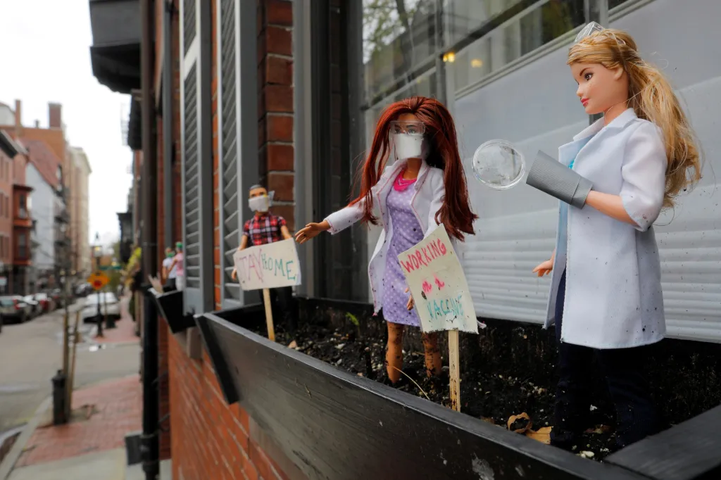 Děti z Bostonu v americkém Massachusetts si vyzdobily svůj dům. Panenky oblečené jako zdravotničtí pracovníci mají u sebe cedule s nápisem „Práce na vakcíně“ a „Zůstaňte doma“