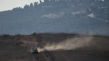 Izraelský tank manévruje podél izraelsko-libanonské hranice (ilustrační foto)