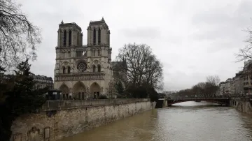Pařížská radnice varovala obyvatele, aby se nevydávali k řece.