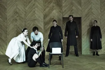 Služebnictvo Dejvického divadla ukazuje fungování moci