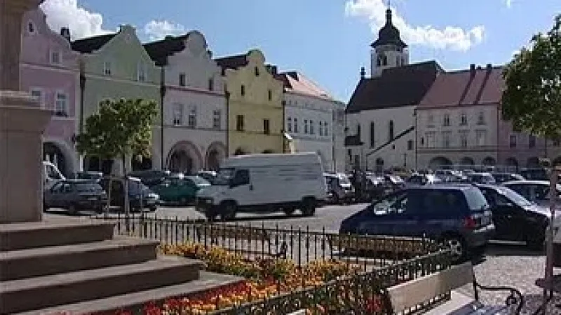 Náměstí v Novém Městě nad Metují se ponořilo do tmy, svítí se pouze v podloubí.