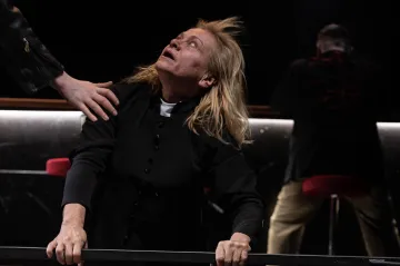 Vraždu dítěte na jevišti prožívám, přiznává Tomicová. V Klicperově divadle vychovává Její pastorkyni