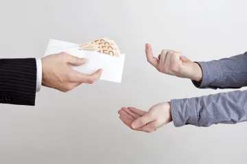 Téměř každý druhý podnikatel byl přímo požádán o úplatek