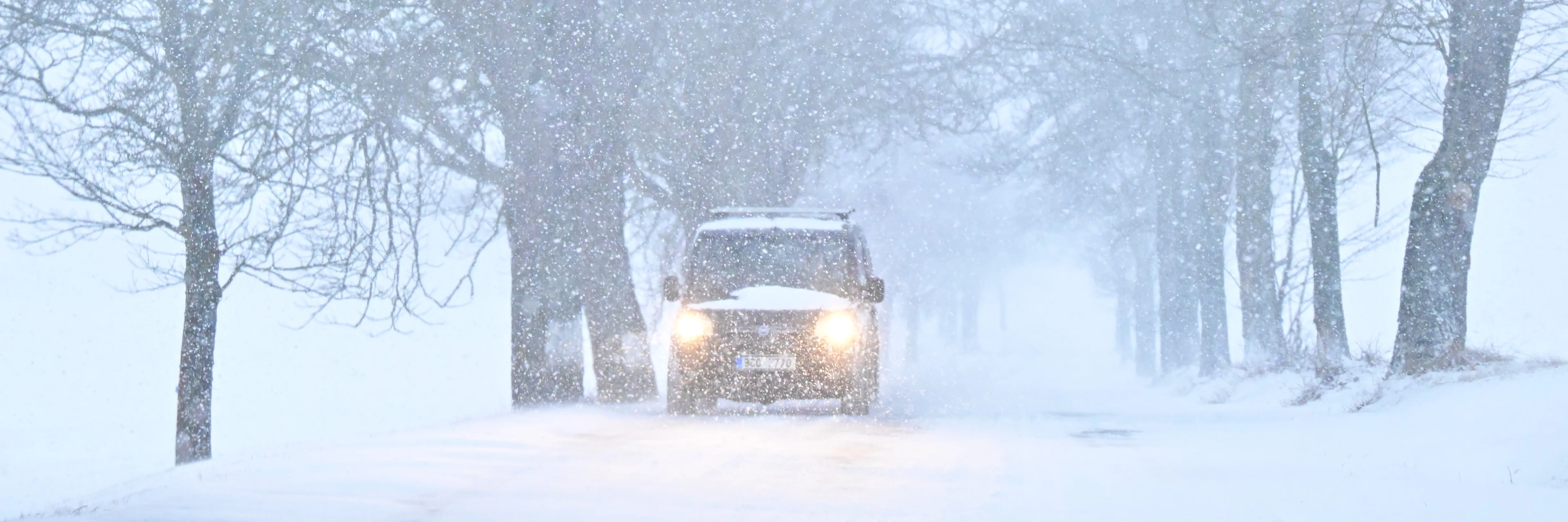Silné sněžení zkomplikovalo dopravu, problémy byly na dálnicích i v Praze