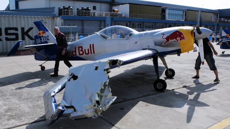 Letadlo vyvázlo z kolize s poškozeným křídlem