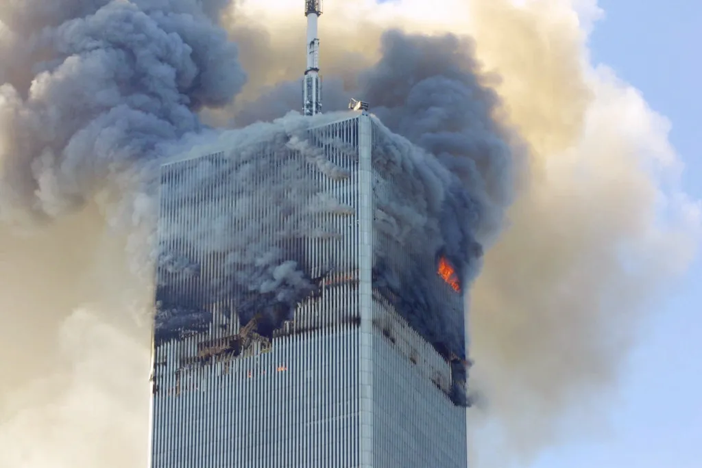 8:46:40: Let American Airlines 11 narazil v rychlosti 790 km/h do severní věže Světového obchodního centra (WTC). Budova byla zasažena mezi 94. a 98. patrem
