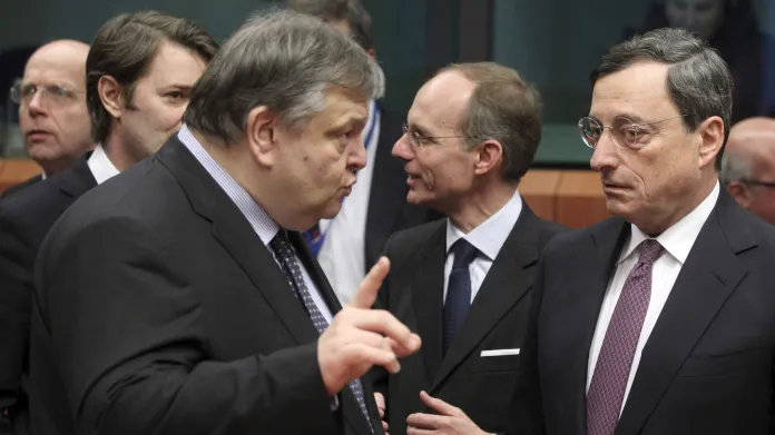 Řecký ministr financí Evangelos Venizelos a šéf ECB Mario Draghi na jednání o záchraně Řecka
