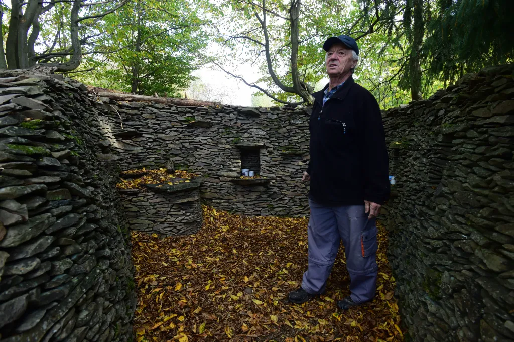 Deset let zabrala důchodci Zdeňku Procházkovi stavba napodobeniny zříceniny středověkého hradu, kterou vlastníma rukama vybudoval nedaleko Lipové na Prostějovsku. Hrádek dostal název Špacírštejn