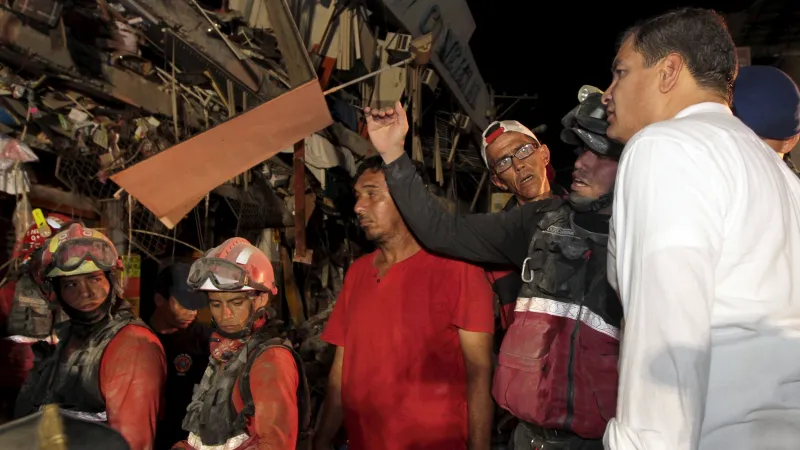 Ekvádorský prezident Rafael Correa v jednom z nejpostiženějších měst - Mantě