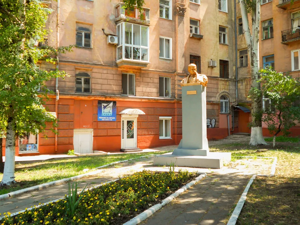 Busta Tarase Ševčenka před obytným domem v Mariupolu, červenec 2013