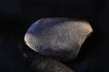 Archeologové našli na Hladovém vrchu v Ostravě rytinu starou patnáct tisíc let