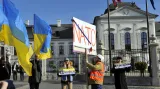 Návštěvu Lavrova doprovázely protesty odpůrců NATO i zastánců Ukrajiny