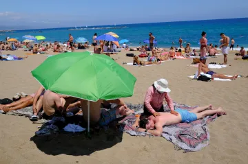 Španělsko i Baleáry se přesunou mezi vysoce rizikové státy. V Česku šíření nákazy dál zpomaluje