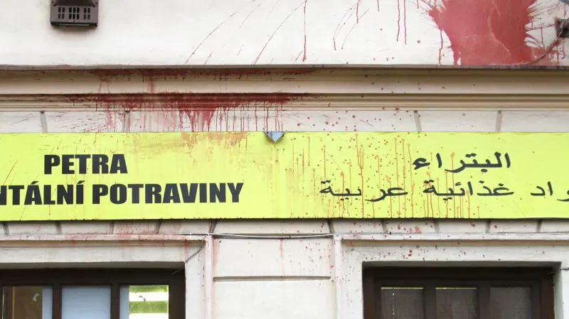 Politá fasáda arabského obchodu Petra v Teplicích