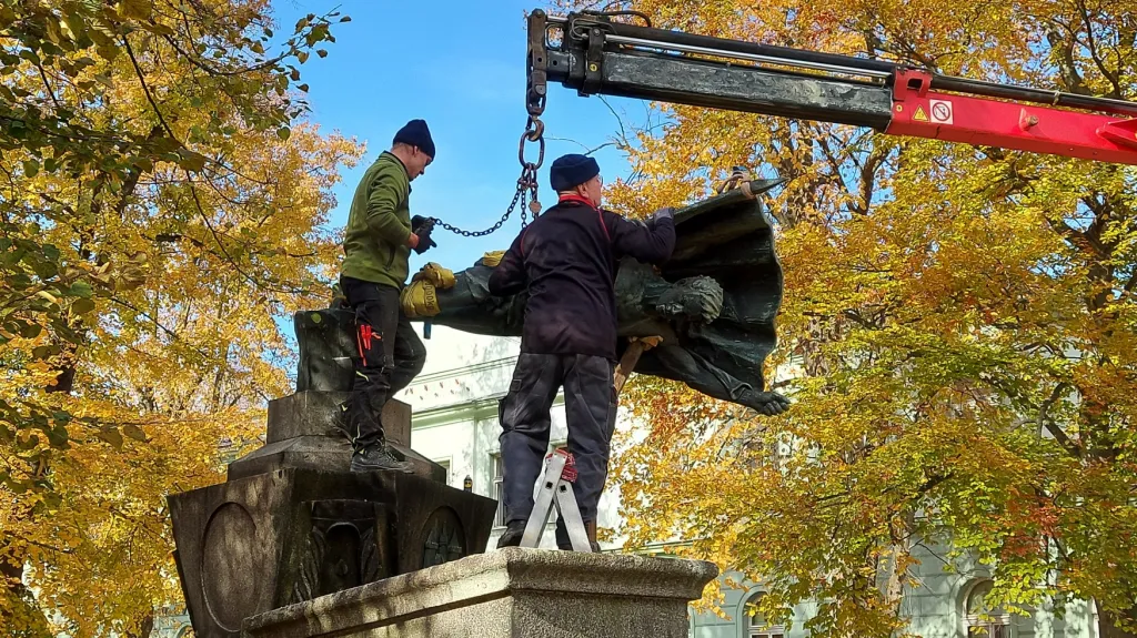 Stromem poničená socha je v péči restaurátorů