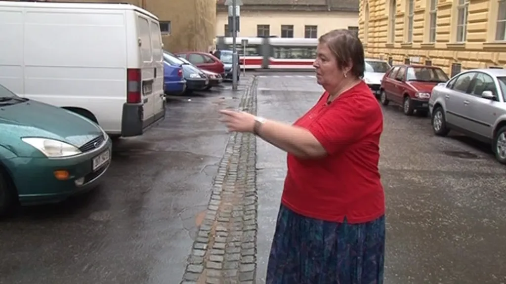 Sylvie Trenčanská ukazuje, kde stálo nepojízdné auto
