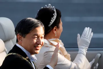 Kolona padesáti aut a desítky tisíc policistů v ulicích. V Japonsku se konal průvod k uvedení nového císaře