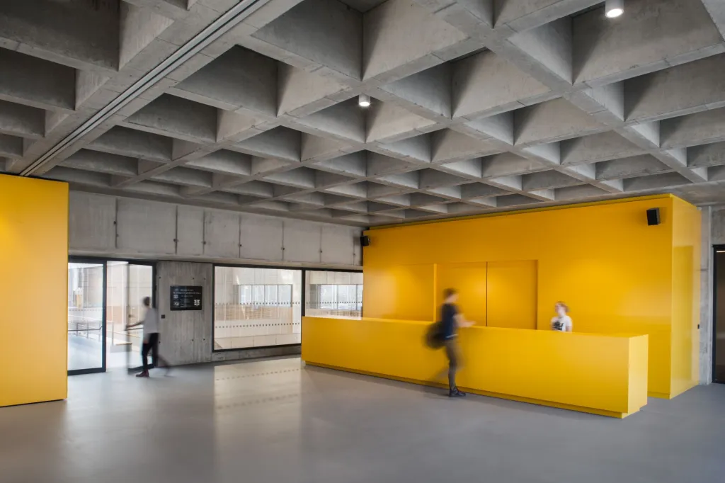 Grand Prix Architektů: městská hala v Modřicích (autoři: Vojtěch Sosna, Jakub Straka, Jáchym Svoboda, Atelier bod architekti a hlavní inženýr projektu Jan Svoboda)