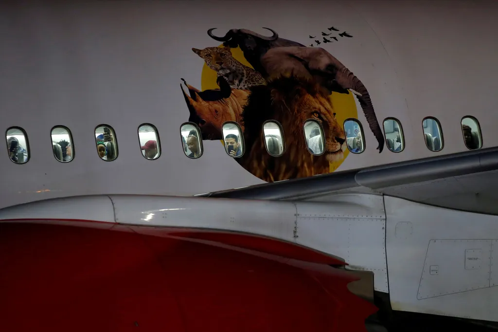 Pasažéři prvního přímého letu keňských aerolinek z Nairobi do New Yorku v letounu Boeing Dreamliner během slavnostní ceremonie před startem