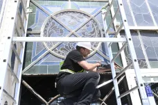 Začala oprava vitráží v pražském Průmyslovém paláci. Jejich plocha je přes dva tisíce metrů čtverečních