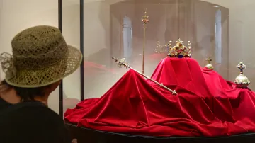 Kopie původních korunovačních klenotů Karla IV., otce Václava IV.