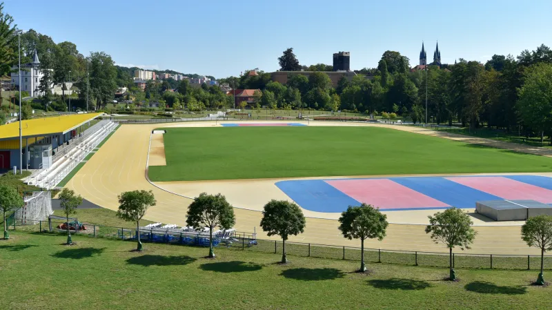 Atletický areál má charakteristickou zlatou bežeckou dráhu