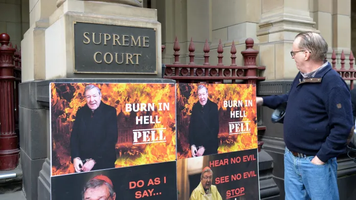 Plakáty odpůrců kardinála Pella umístěné před soudem v Melbourne