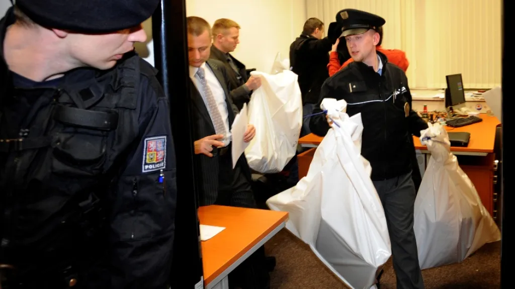 Vojenská policie odnáší z ČT zabavené věci